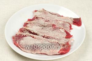 Мясо (500 г) помыть, порезать на тонкие куски, не более 1 см поперёк волокон, и обмакнуть в манную крупу (0,5 стакана). Очень важно правильно нарезать говядину, если она будет разрезана вдоль волокон, вы не сможете прожевать мясо, проще говоря, оно будет резиновое.