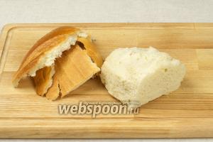Во-первых приготовим крутоны или гренки — для этого нам понадобится половина батона. С хлеба необходимо срезать корку.