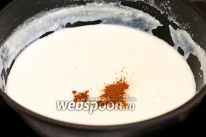 Масса должна стать однородной без комков, густой как жидкая сметана (если соус все-таки получился с комками — обязательно протрите его через сито).
Добавьте мускатный орех, хорошо перемешайте соус и снимите с огня.