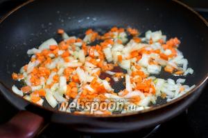 Растопить в большой сковороде оставшееся сливочное масло и оливковое масло. Обжарить на нём овощи до золотистого цвета.