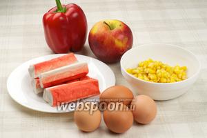 Продукты для приготовления крабового салата. Яблоко должно быть кисло-сладким. Кукурузу перед употреблением откинуть на дуршлаг, чтобы удалить лишний сок.