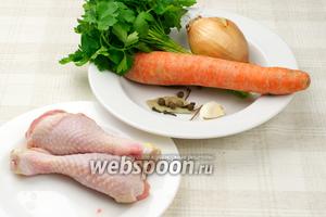 Для куриного бульона нужны морковь, лук, чеснок, зелень и специи. Вместо куриных ножек можно взять крылышки или грудку, или любую другую часть курицы весом до 400 грамм.