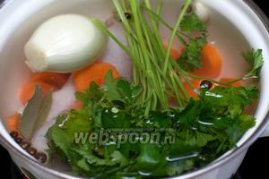 2-3 куриные ножки, морковь, лук, петрушку (1 пучок предварительно хорошо промыть, если зелень с корешками — их добавить тоже), лавровый лист (1-2 шт.), 1 зубчик чеснока, душистый перец (5 штук) залить 1,5-2 литрами холодной воды.