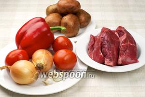 Основные продукты для приготовления гуляша из говядины — сладкий перец, репчатый лук, помидоры, чеснок, картофель и специи.