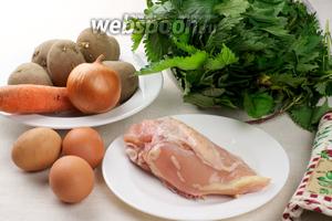 Основные продукты для приготовления зелёного борща — крапива, куриная грудка, лук, морковь, картофель, яйца и специи.