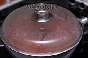 Довести до кипения, добавить соль и перец по вкусу. Готовить соус под крышкой на медленном огне не менее 2 часов, периодически помешивая.