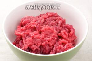 Говядину (500 г) промыть, порезать на куски и перекрутить на мясорубке. Также можно покупать готовый свино-говяжий фарш и делать с ним пасту болоньезе.