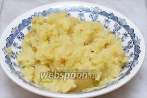 Слить воду с картофеля, размять его толкушкой, добавить зажарку, соль и чёрный молотый перец по вкусу, и дать остыть.