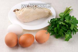 Для приготовления яичницы с отварной курицей можно использовать любую часть птицы, которая осталась от бульона.