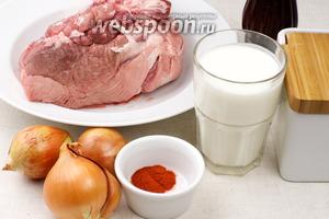 Для приготовления шашлыка, мясо лучше предварительно замариновать — оставить в маринаде на ночь. Для маринада возьмём лук, паприку, кефир, соль и перец.