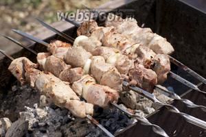 Шампура с мясом постоянно прокручивать над углями, чтобы шашлык равномерно разогревался и румянился.