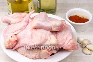 Основные продукты для запекания курицы на мангале — уксус, оливковое масло, специи, чеснок. Для этого блюда можно взять любую часть курицы общим весом 1-1,2 кг.