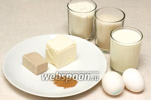 Для приготовления булочек нам понадобится сахар, мука, маргарин, яйца, молоко и в качестве начинки сахар и корица. Все продукты должны быть комнатной температуры, маргарин и дрожжи почти растаявшими.