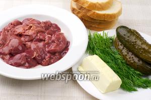 Для тостов нужен батон, куриная печень, сливочное масло, 3-4 маринованных или солёных огурца и небольшой пучок укропа.