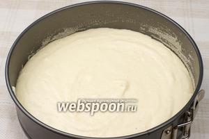 Форму для выпекания смазать сливочным маслом и присыпать манной крупой, а затем вылить половину теста. Выпекать в разогретой до 190 °С 35-45 минут, готовность проверять деревянной шпажкой — она должна выходить из коржа сухой.