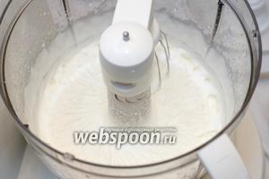 Отдельно взбить охлаждённые сливки с сахарной пудрой (количество сахарной пудры регулировать по вкусу).