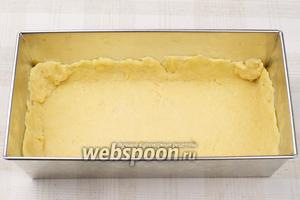 2/3 готового теста раскатать и выложить в форму, размером 30х15 см, предварительно смазанную сливочным маслом, так чтобы был бортик из теста высотой 2-4 см.