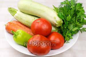 Для приготовления кабачковой икры понадобятся спелые помидоры, сладкий перец, морковь, репчатый лук и зелень.