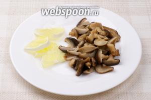 Порезать крупные грибы пополам и приготовить 2 кружочка лимона, предварительно сняв с него кожуру.