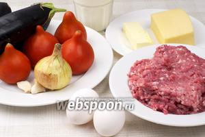 Основные продукты для приготовления греческой мусаки — это баклажаны, спелые помидоры, говяжий фарш, репчатый лук, чеснок и соус на молоке.