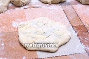 Затем перевернуть швом вниз, раскатать скалкой, и сделать проколы вилкой. Получается 4-6 лепёшек.