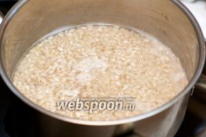 Крупу хорошо промыть под проточной водой, выложить в кастрюлю и залить 2,5 стаканами холодной воды, добавив щепотку соли. Довести до кипения и варить на среднем огне пока вода не испарится.