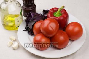 Для приготовления супа нужны спелые вкусные помидоры, чеснок, красный сладкий перец, оливковое масло и несколько веточек базилика.