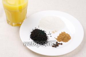 Для приготовления чая понадобится 2 стакана воды и 2 стакана сока. Количество специй и сахара можно регулировать по вкусу.