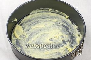 Форму для выпекания смазать массой из сливочного масла и сахара (лучше брать цельную форму, так как из разъёмной может капать яблочный сок).