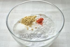 Предварительно разогрейте духовку до 175°С.
В одной миске смешайте сухие компоненты: муку, горчицу, паприку, разрыхлитель, сахар, соль.
