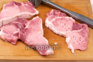 Мясо хорошо помыть, обсушить и нарезать кусками толщиной 1-1,5 см. Затем хорошо отбить кулинарным молотком.