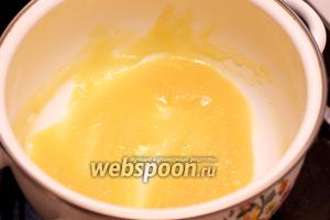 Для соуса растопить сливочное масло, добавить в него муку и хорошо размешать — до получения однородной массы.