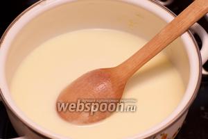 Затем постепенно вводить молоко (буквально по столовой ложке) и быстро мешать, чтобы не образовывались комки — затем довести соус до кипения.