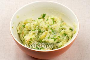 Готовый горячий картофель размять толкушкой, добавить обжаренный лук, петрушку, соль и чёрный молотый перец по вкусу — всё хорошо перемешать.