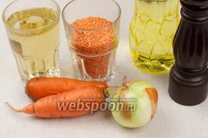 Для приготовления супа понадобится красная чечевица, 2 литра куриного бульона , репчатый лук, 1-2 моркови, растительное масло и специи.