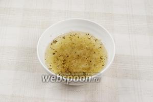 Для маринада соединить 3 ст.л. растительного масла, 1 ст.л. уксуса, 2 ст.л. горчицы, 1 ч.л. сахара, 100 мл холодной кипячёной воды, выдавленный через пресс чеснок, соль и перец.