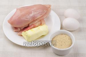 Для приготовления котлет по-киевски понадобится 2 куриных филе, 2-3 яйца, сливочное масло, панировочные сухари, растительное масло и специи.