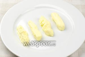 Из сливочного масла сформировать бруски-цилиндры длинной 5-6 см и диаметром 1-1,5 см. А затем положить их в морозильную камеру на 15 минут.