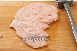 Куриное филе помыть, разрезать на 2 половинки и аккуратно отбить, не повреждая целостность мяса.