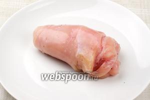 Аккуратно и плотно завернуть филе, чтобы масло не вытекало при обжаривании, сформировав продолговатую котлету.