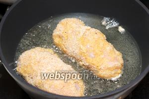 Разогреть в глубокой сковороде растительное масло. Каждую котлету обмакнуть в яйцо, а затем в сухари и повторить ещё раз — такая панировка позволит сохранить сочность котлет.