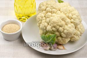 Для приготовления блюда понадобится небольшой вилок цветной капусты, 4 крупных зубчика чеснока, 3-4 столовых ложки панировочных сухарей и растительное масло.