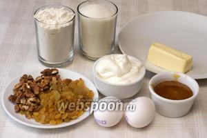 Для приготовления торта понадобится мука, сахар, сметана, сливочное масло, грецкие орехи, изюм без косточек, мёд и яйца.