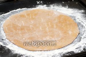 Выпекать корж в разогретой до 180°С духовке 2-4 минуты до румяного цвета. Так выпечь все коржи.