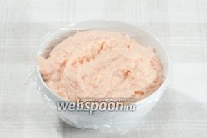 Готовый паштет переложите в ёмкость, накройте пищевой плёнкой и отправьте в холодильник минимум на 1 час.