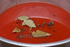 В большую ёмкость влить 1,5 л вкусного томатного сока, добавить 0,5 стакана растительного масла и уксуса 9%, 0,5 стакана сахара, чёрный и душистый перец, лавровый лист и соль.