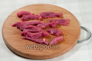 Далее, отбитые говяжьи кусочки нужно резать на тонкие ломтиками, толщиной примерно 0,5-1 см максимум, это и есть правильная форма для бефстроганов.