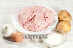 Вам понадобится: куриный фарш (или любой, на ваш вкус), сырой картофель, лук, яйцо, сметана, соль, чёрный перец, паприка, мука (для формирования котлет).