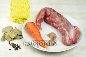 Для приготовления свинины возьмём небольшую морковь, 1-2 зубчика чеснока, душистый перец, лавровый лист, растительное масло и соль.