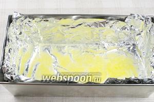 15-25 грамм сливочного масла растопить и обильно смазать форму для выпекания, застеленную фольгой (размер используемой формы 12х25 см).